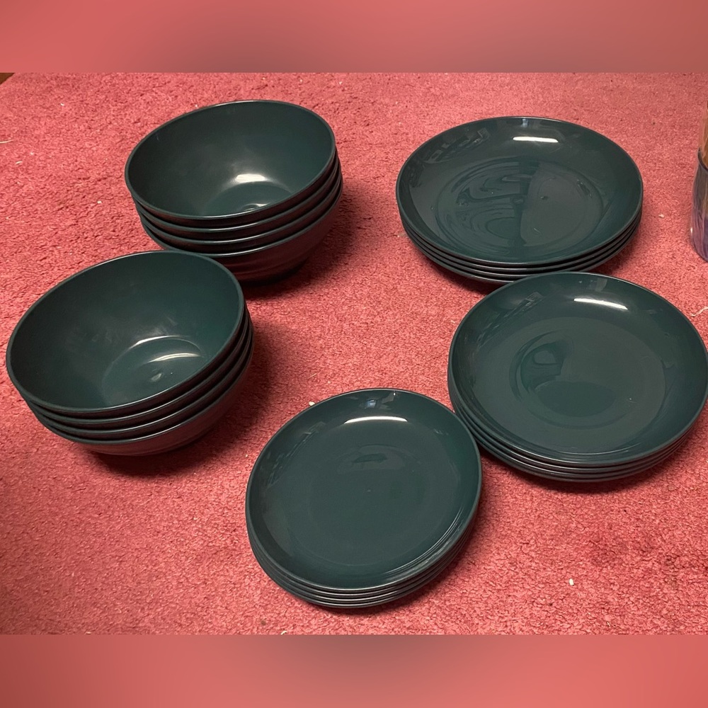 Elegant Dark Green Dinnerware Set